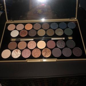 NWT Makeup Revolution Eyeshadow Palette